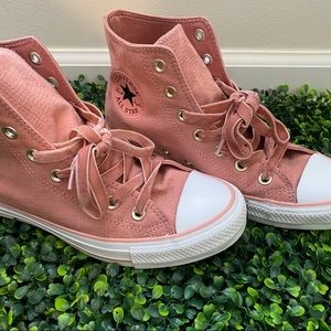 Pink suede Converse 🌸